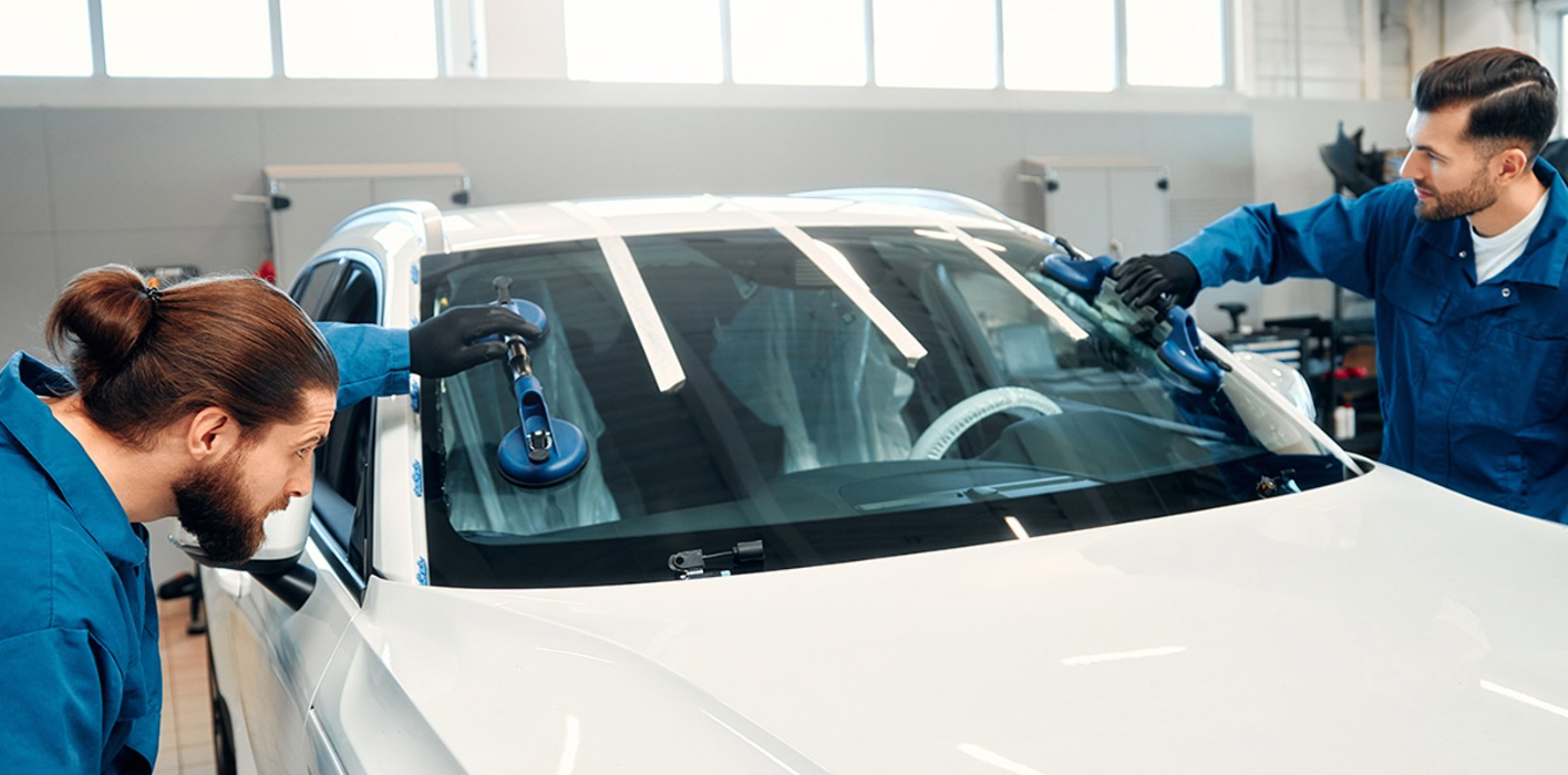 Professionelle Autoglas Arbeiten an einer Windschutzscheibe